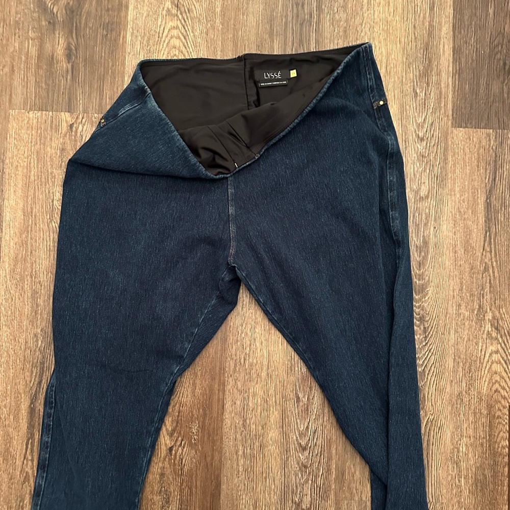 Lysse denim leggings 1x and 2x can fit.